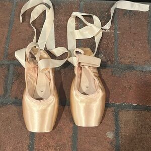 Never Used Bloch Eurostar Pointe ballet shoes Style #S0172 - 5.5 xxx